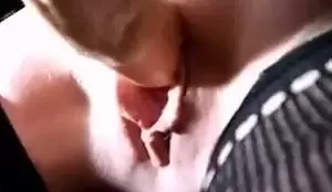 Mulher em video mostrando buceta lisa toda aberta