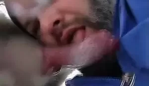Homem de 40 anos com boca cheia de esperma