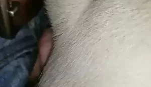Homem enfiando o caralho na cadelinha em porno