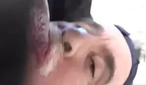 Homem fazendo video amador mostrando porra