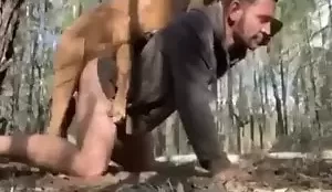 Homem levou cachorro para o mato e acabou transando