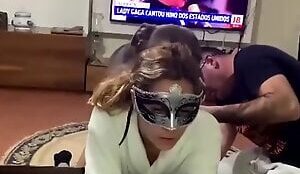 Mascarada adorando que o marido está filmando ela