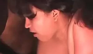 Mulher nua batendo punheta para o seu animal
