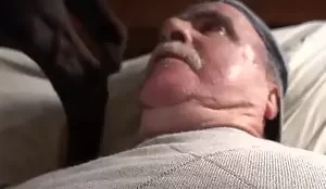 Video homem gordo ficando com esperma na boca