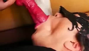 Amadora mascara fazendo sexo oral em cachorro